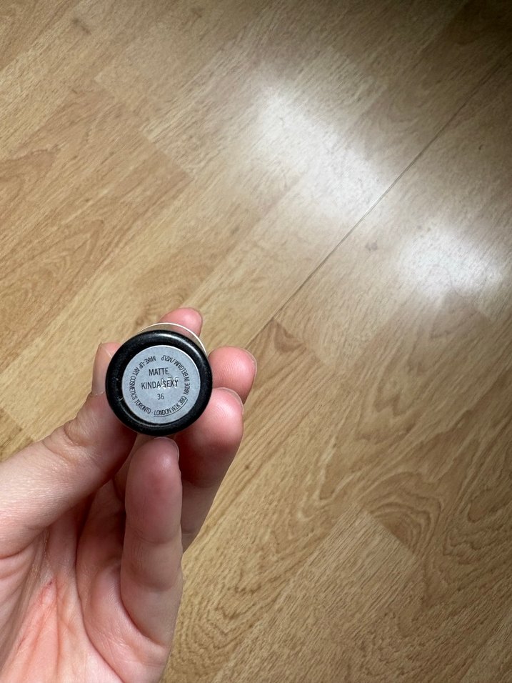 MAC Kinda Sexy Mat Ruj - Görsel 3
