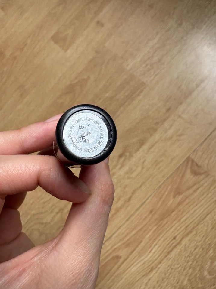 MAC Silky Matte Mat Ruj Taupe - Görsel 3