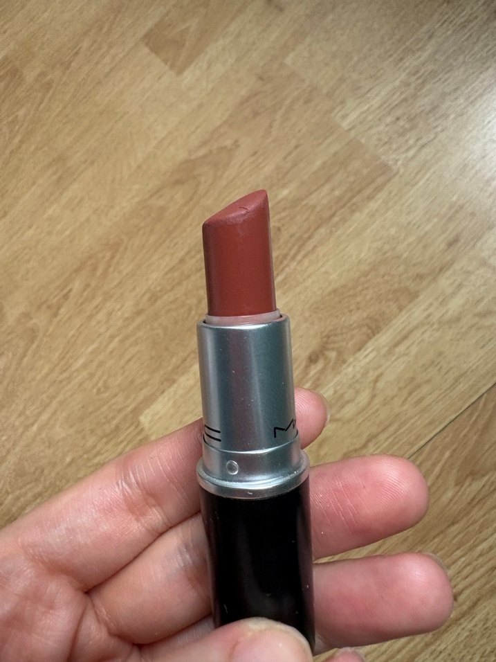 MAC Silky Matte Mat Ruj Taupe - Görsel 4