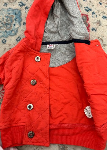 Kapüşonlu Düğmeli Erkek Çocuk Kırmızı Mont - Görsel 3