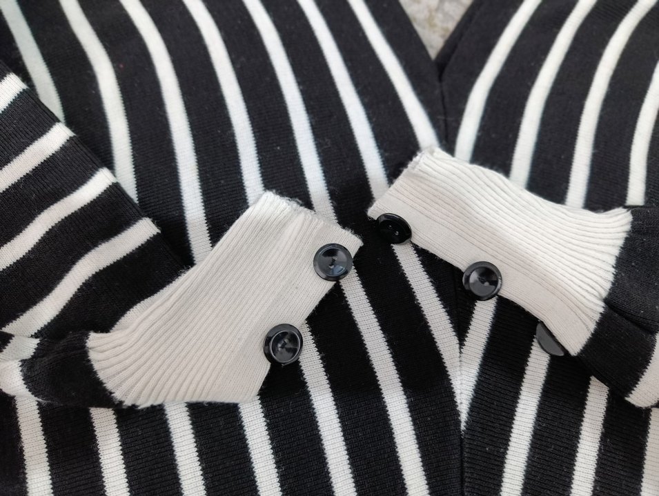 V Yaka Siyah Beyaz Çizgili  üst - Görsel 3