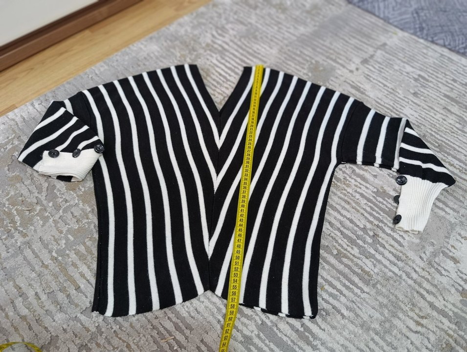 V Yaka Siyah Beyaz Çizgili  üst - Görsel 2