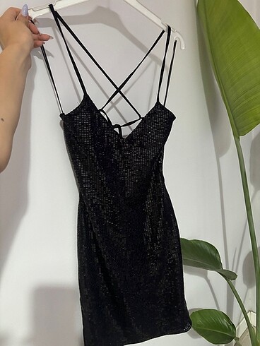 BERSHKA SİYAH PARILTILI ELBİSE