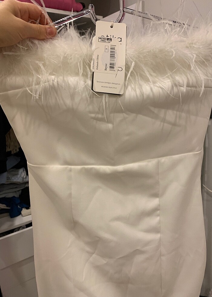 S beden tüy detaylı  yırtmaçlı elbise - Görsel 2