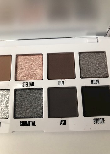 Kylie Smokey Bej ve Gri Tonlarda Göz Farı Paleti - Görsel 4