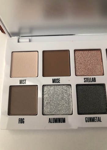 Kylie Smokey Bej ve Gri Tonlarda Göz Farı Paleti - Görsel 3