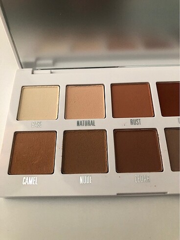 Beden Kylie Cosmetics The Classic Matte Palette