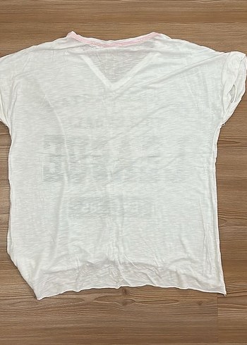 V Yaka Beyaz Kadın Tişört - Görsel 3