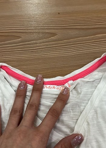 V Yaka Beyaz Kadın Tişört - Görsel 2