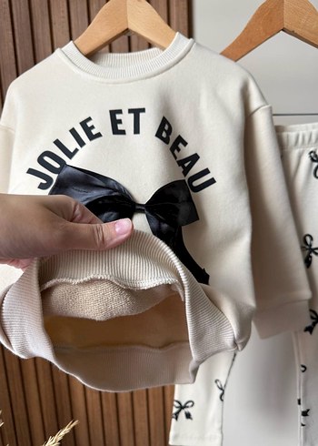 Fiyonk Detaylı Beyaz Kız Bebek Takımı - Görsel 2