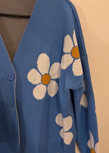 Çiçek Desenli Mavi Düğmeli Hırka - Görsel 2