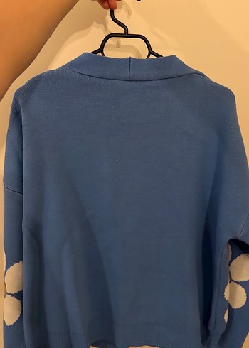 Çiçek Desenli Mavi Düğmeli Hırka - Görsel 3