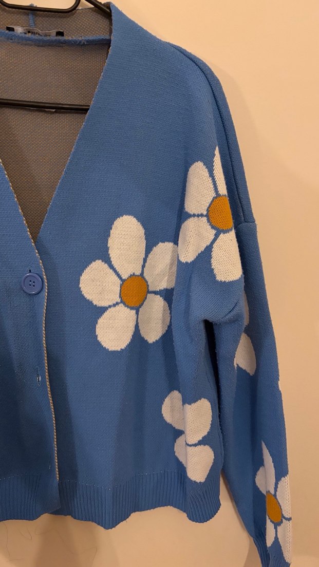 Çiçek Desenli Mavi Düğmeli Hırka - Görsel 2