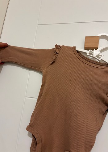 9 Ay Beden kahverengi Renk HM Kahverengi Uzun Kollu Fırfırlı Bebek Body