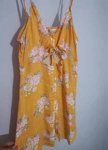 Sarı renkte çiçekli elbise 