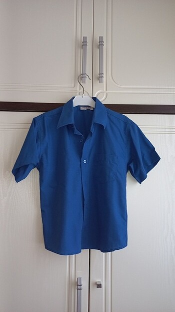 Erkek çocuk mavi gömlek 