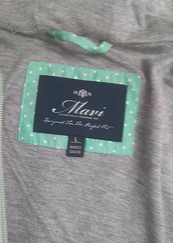 Kapüşonlu Yeşil Yağmurluk - Görsel 3