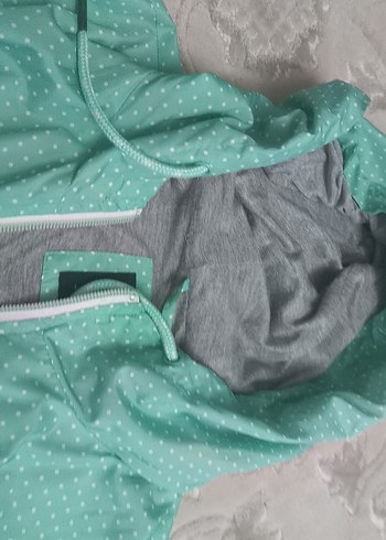 Kapüşonlu Yeşil Yağmurluk - Görsel 4