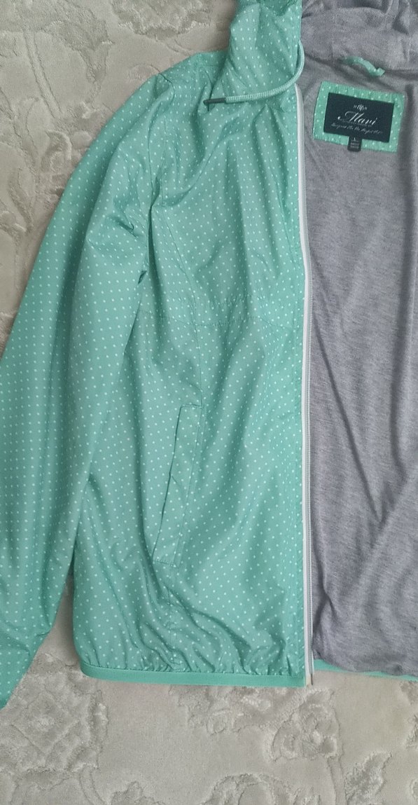 Kapüşonlu Yeşil Yağmurluk - Görsel 2