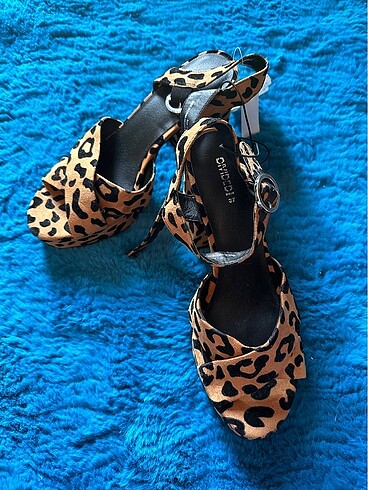 H&M Leopar desenli topuklu sandalet