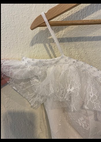 Beyaz V Yaka dantelli dış çekim elbisesi - Görsel 4