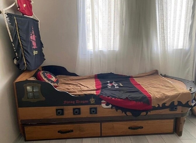 Korsan gemi yatak çilek odası