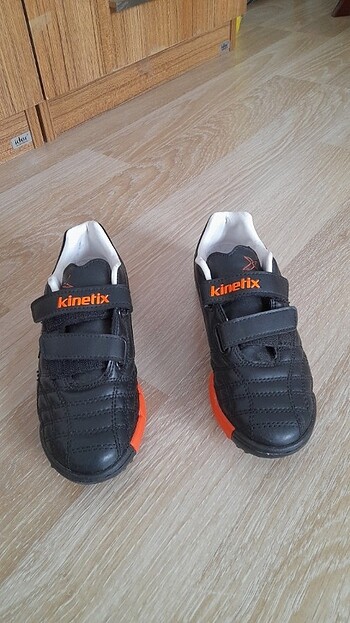 Kinetix 33 numara futbol ayakkabısı