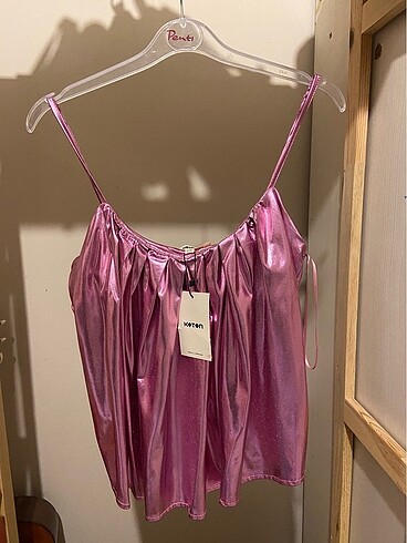 Koton parlak pembe metalik kumaş askılı bluz
