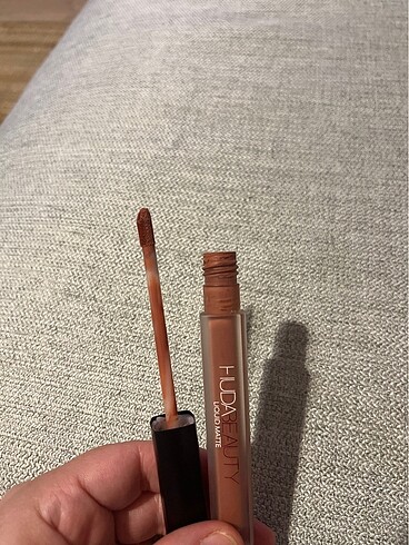  Beden Huda Beauty Liquid Matte Ruj