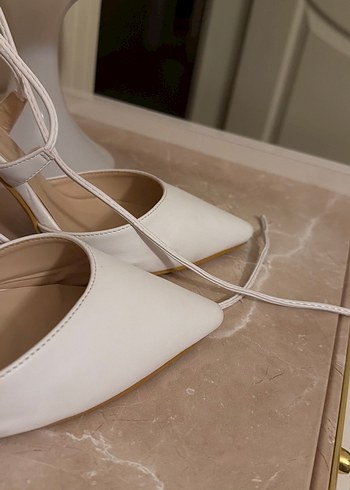 Beyaz Süet Bağcıklı Topuklu Kadın Ayakkabı - Görsel 2