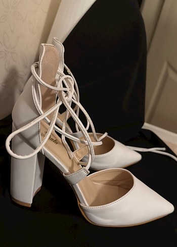 Beyaz Süet Bağcıklı Topuklu Kadın Ayakkabı - Görsel 3