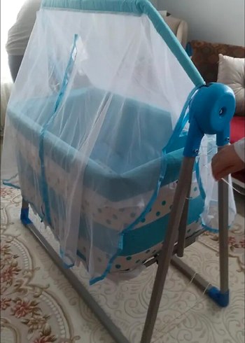 Mavi Sallanır Bebek Beşiği