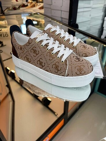 Guess Guess Sneaker