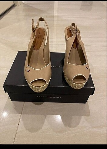 Tommy Hilfiger dolgu topuk sandalet