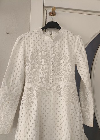 Düğmeli Beyaz Nakışlı Uzun Kollu Elbise - Görsel 3