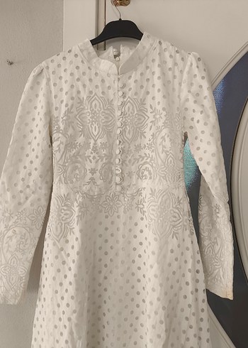 Düğmeli Beyaz Nakışlı Uzun Kollu Elbise - Görsel 2