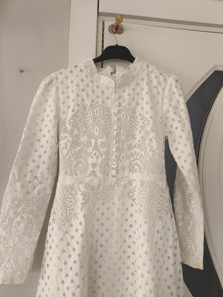Düğmeli Beyaz Nakışlı Uzun Kollu Elbise - Görsel 3