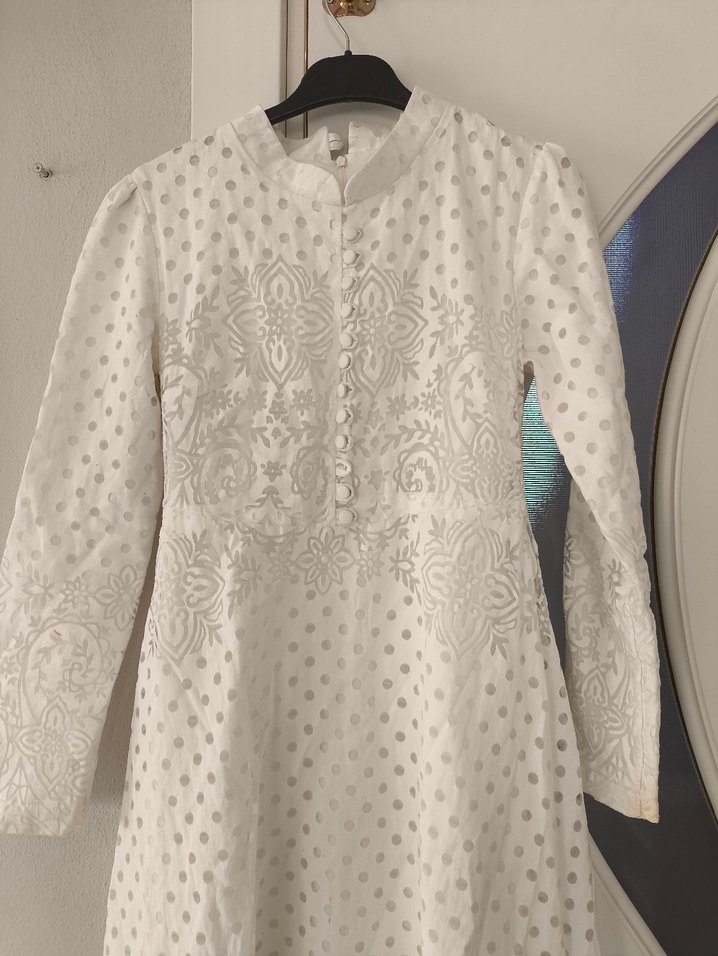 Düğmeli Beyaz Nakışlı Uzun Kollu Elbise - Görsel 2
