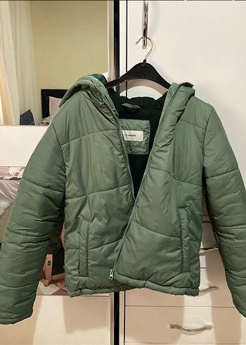 Yeşil Kapüşonlu Kadın Mont