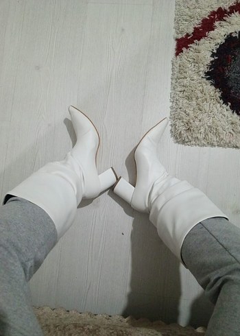 Beyaz Deri Pliseli Stiletto Çizme - Görsel 2