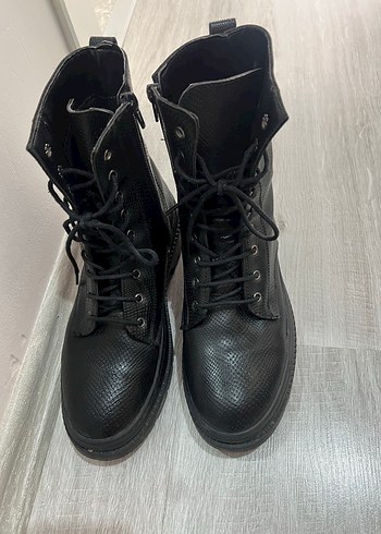 Siyah Deri Yılan Desenli Bağcıklı Kadın Bot - Görsel 2