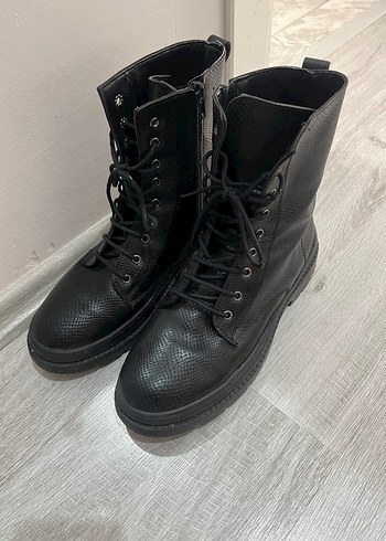 Siyah Deri Yılan Desenli Bağcıklı Kadın Bot - Görsel 3