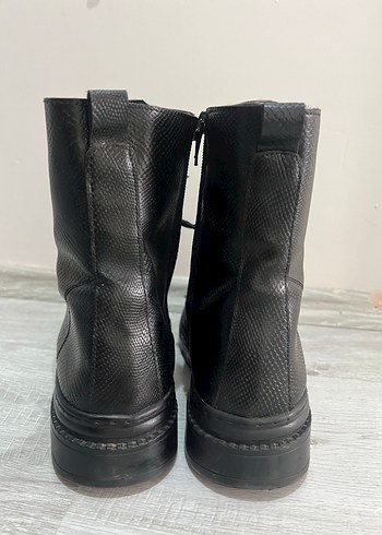 Siyah Deri Yılan Desenli Bağcıklı Kadın Bot - Görsel 4