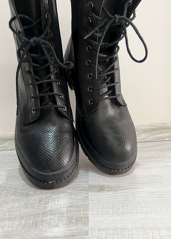 Siyah Deri Yılan Desenli Bağcıklı Kadın Bot - Görsel 5
