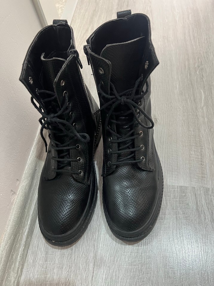 Siyah Deri Yılan Desenli Bağcıklı Kadın Bot - Görsel 2