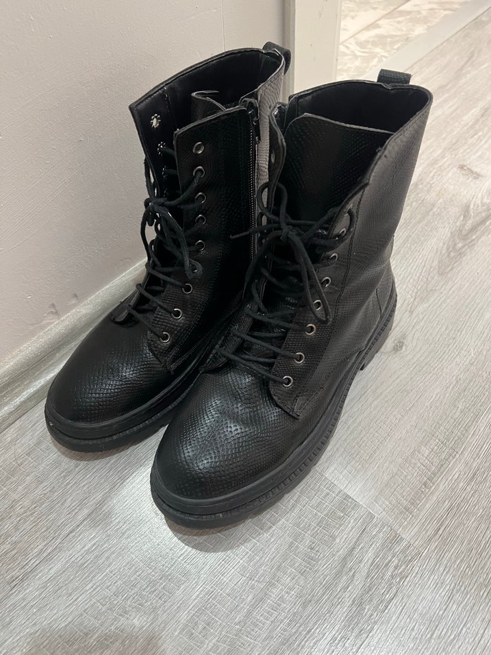 Siyah Deri Yılan Desenli Bağcıklı Kadın Bot - Görsel 3