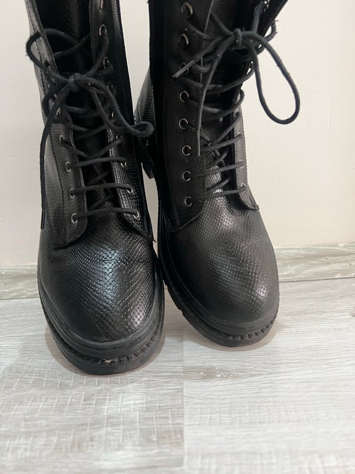 Siyah Deri Yılan Desenli Bağcıklı Kadın Bot - Görsel 5