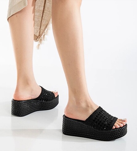 Diğer Siyah parlak taşlı dolgu topuk örme model sandalet