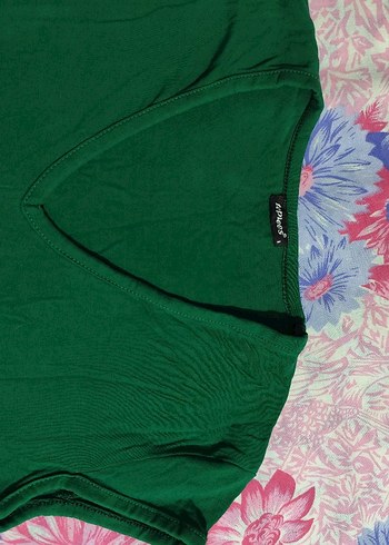 Yeşil V Yaka  Tişört - Görsel 2