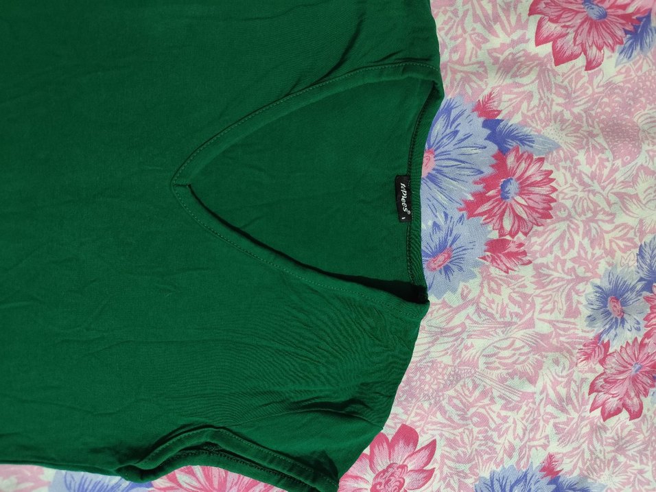 Yeşil V Yaka  Tişört - Görsel 2